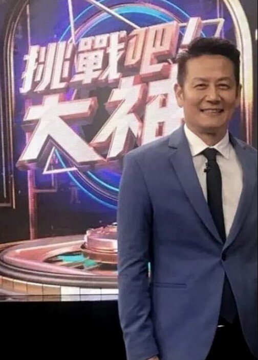 【首尔富豪圈-真实换妻】找单男群P娇妻，颜射口爆 - AV成人顶流